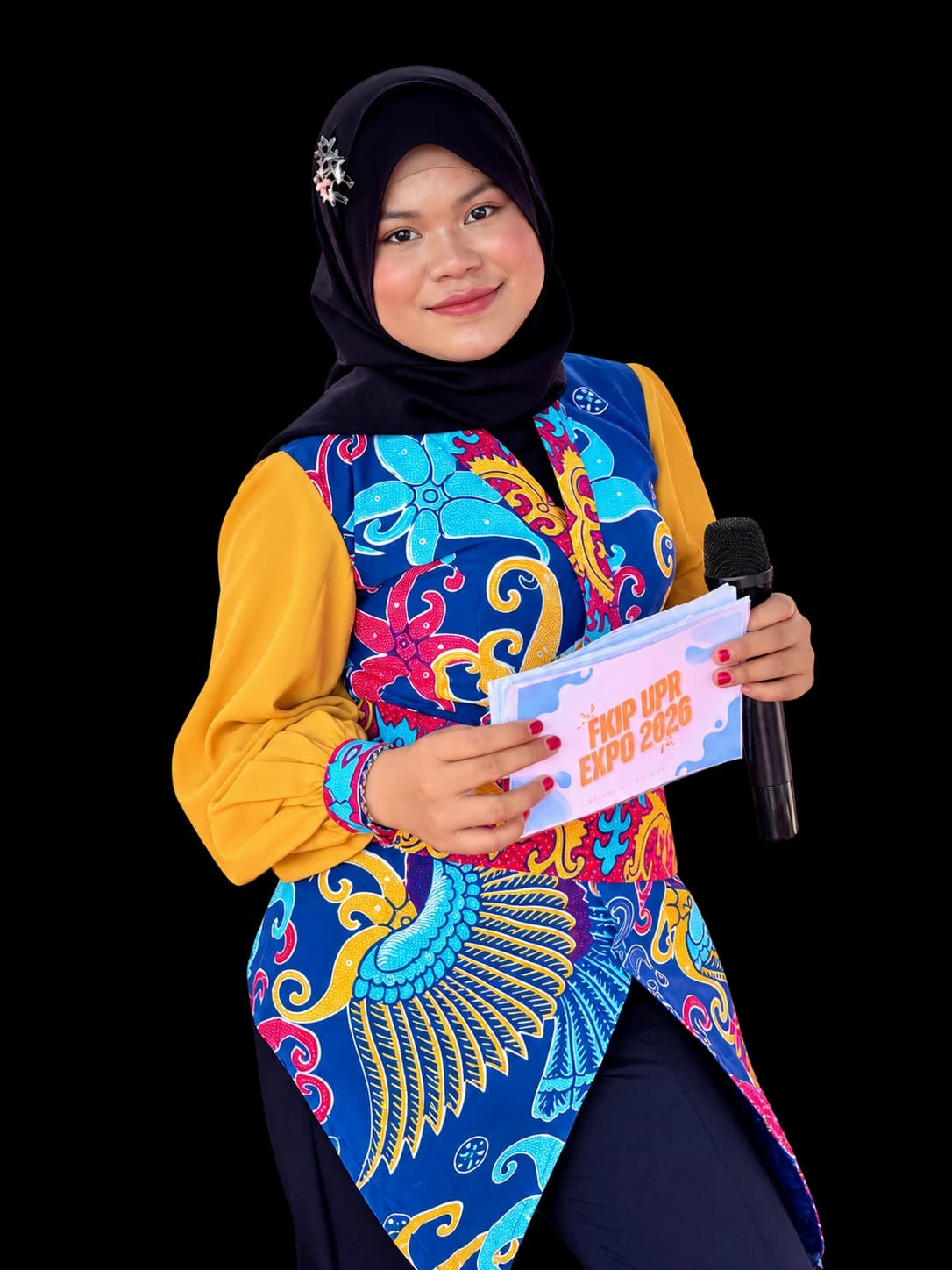Nur memegang mikrofon dan kartu acara FKIP UPR Expo 2026, dengan latar transparan